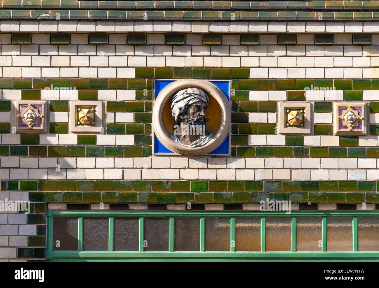 Relief facial en terre cuite mauresque sur le Jugendstil 'Kachelhaus', Goltzstraße 32, Berlin-Schöneberg, construit de 1894 à 95 par l'architecte Richard Landé Banque D'Images