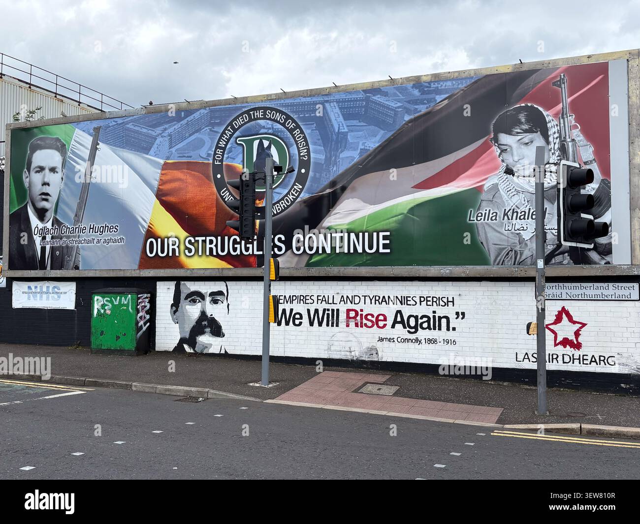 Murale politique sur un mur de la paix à Belfast, en Irlande du Nord, avec des portraits, des drapeaux et du texte sur la lutte et la résistance historique. Banque D'Images