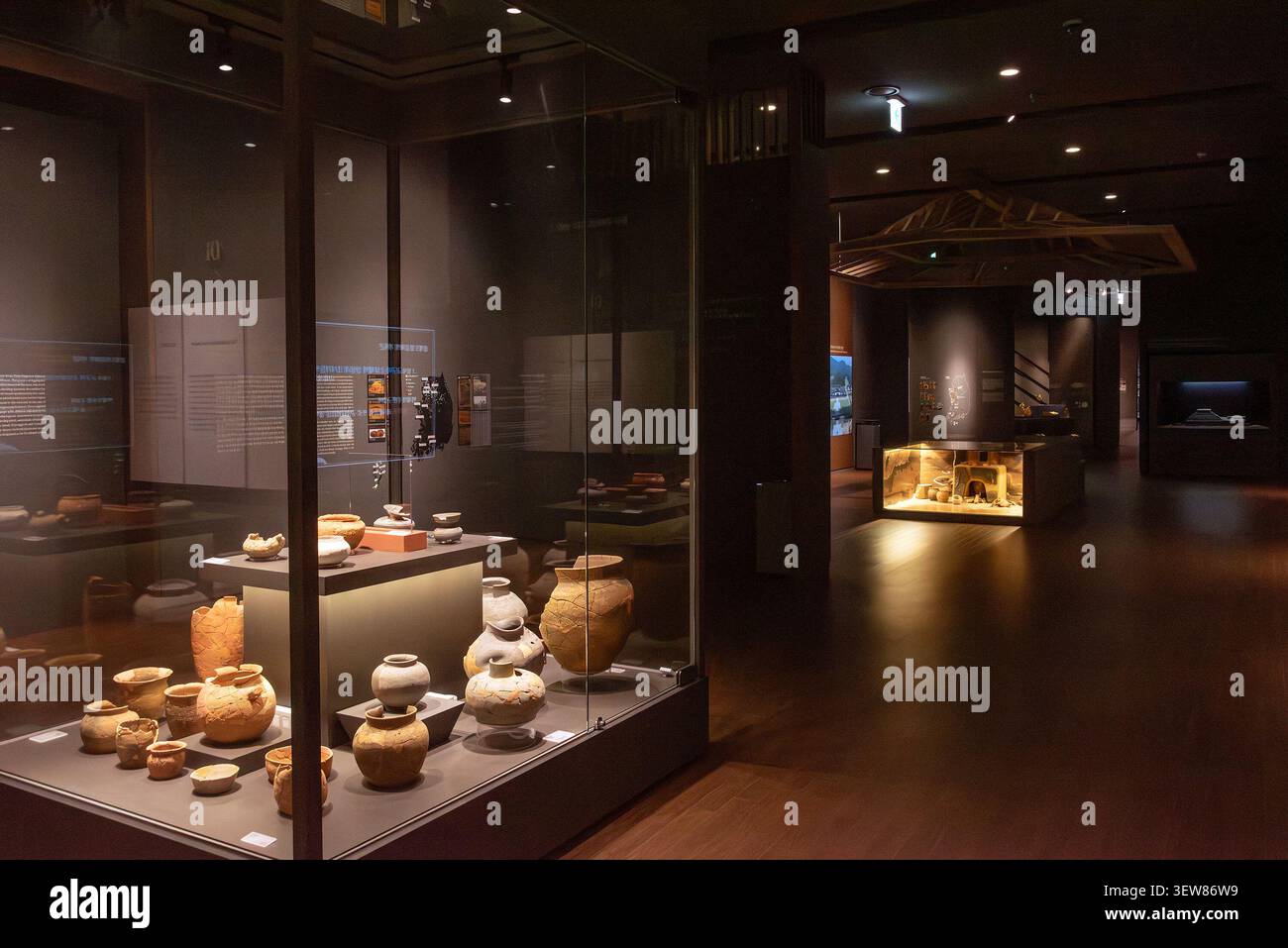 Intérieur d'une salle d'exposition au musée d'histoire et de culture de Baekje, présentant des poteries anciennes et des objets exposés à Buyeo, en Corée du Sud. Banque D'Images