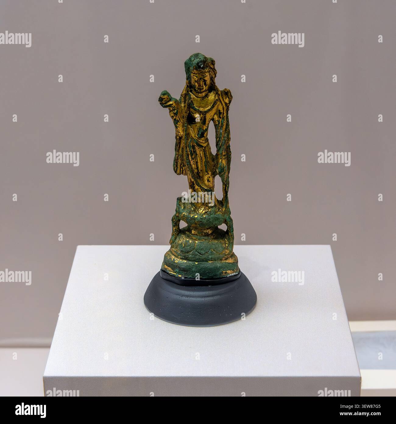 Bodhisattva debout en bronze doré de la période Baekje, fouillé à Buyeo et exposé au Musée national de Buyeo, Corée du Sud Banque D'Images