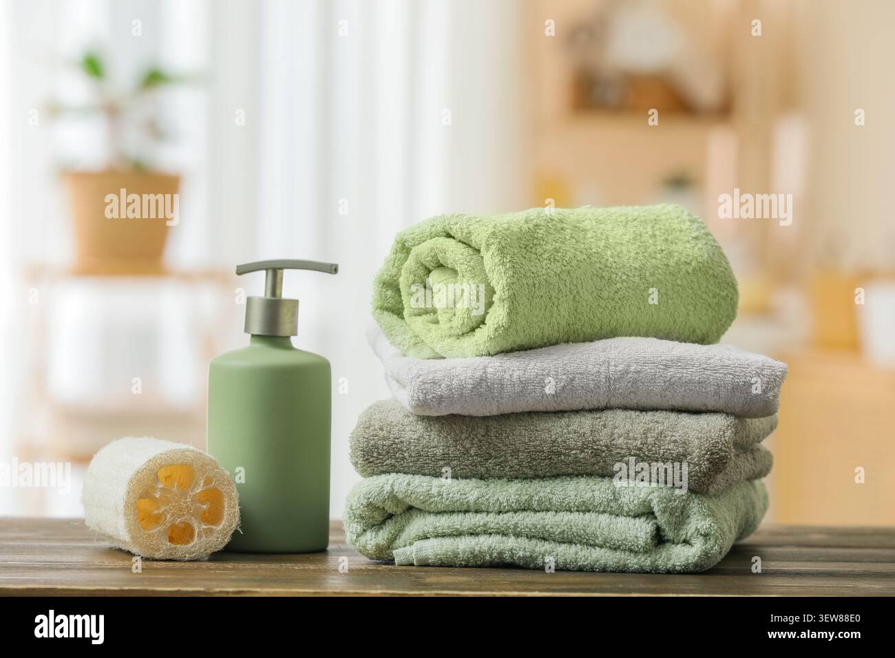 Pile de serviettes pliées avec distributeur de savon et loofah Banque D'Images