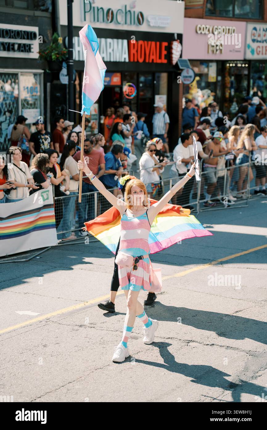 Toronto, Canada - 29 juin 2025 : danseuse avec ailes arc-en-ciel Toronto Pride Banque D'Images
