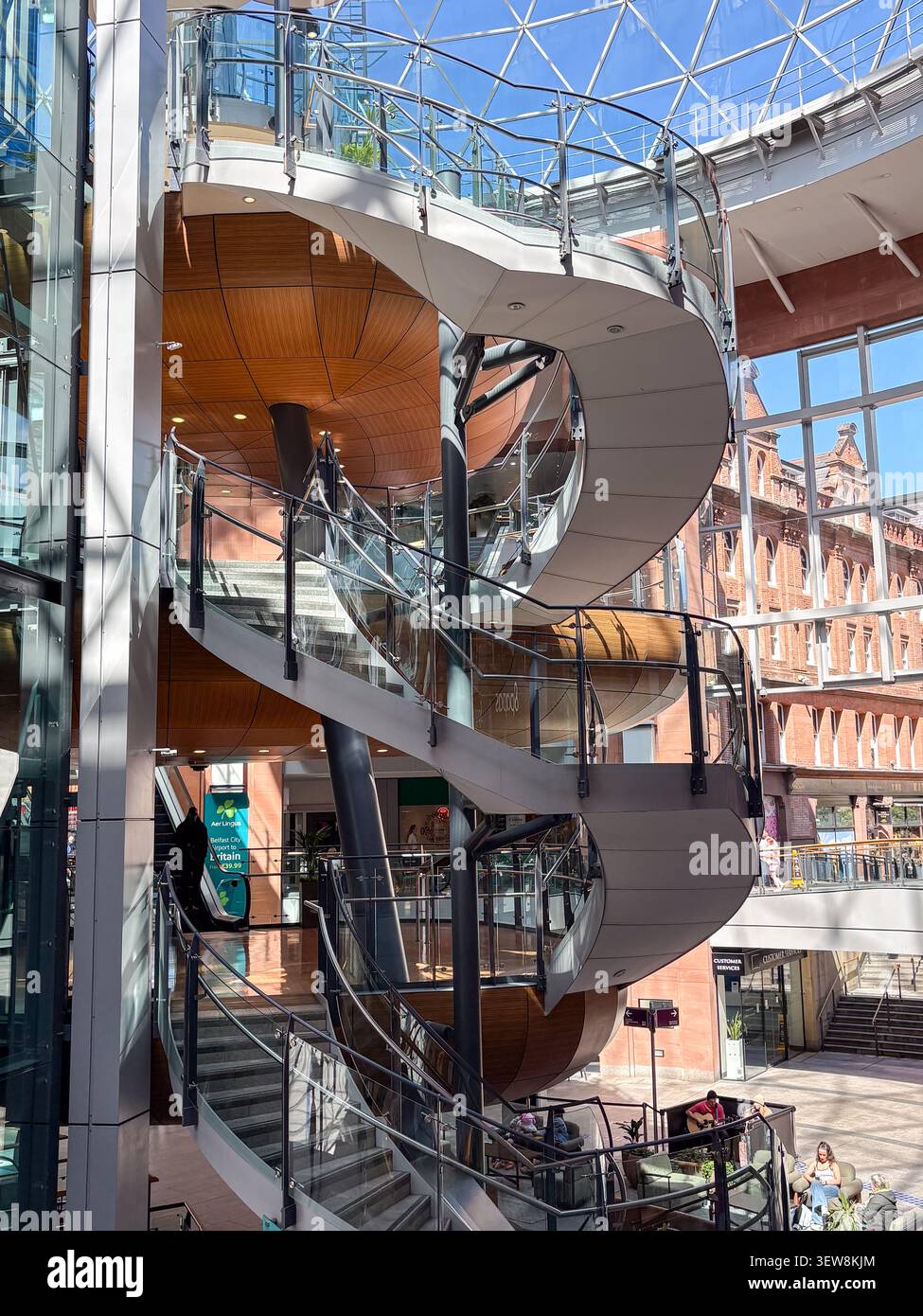 Escalier en colimaçon moderne sous un dôme de verre du complexe commercial Victoria Square à Belfast, en Irlande du Nord. Banque D'Images