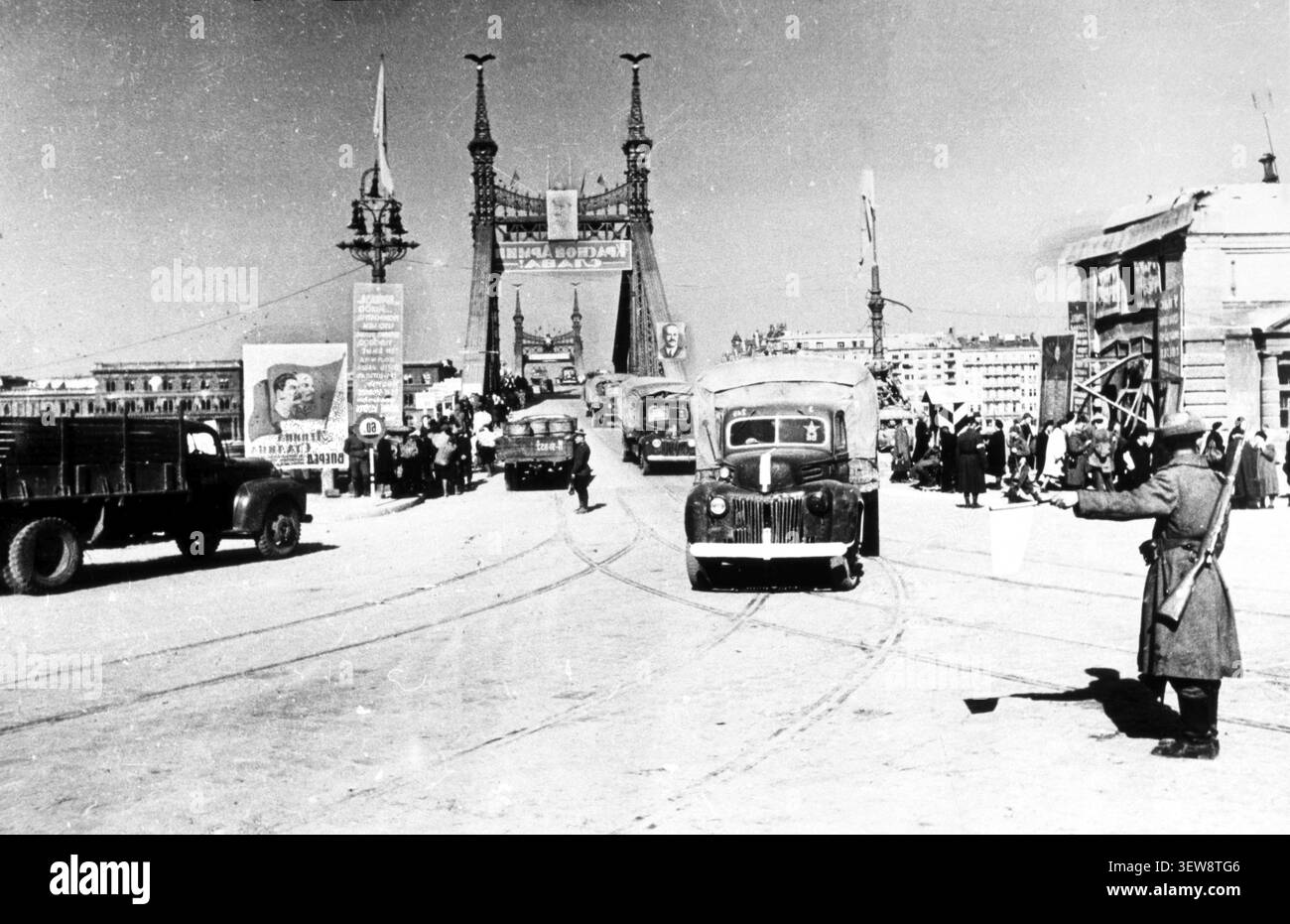 Des camions militaires de l'Armée rouge traversent l'un des ponts de Budapest, Hongrie, 1945 Guerre mondiale IIe libération de Budapest. La bataille de Budapest dura à partir de Banque D'Images