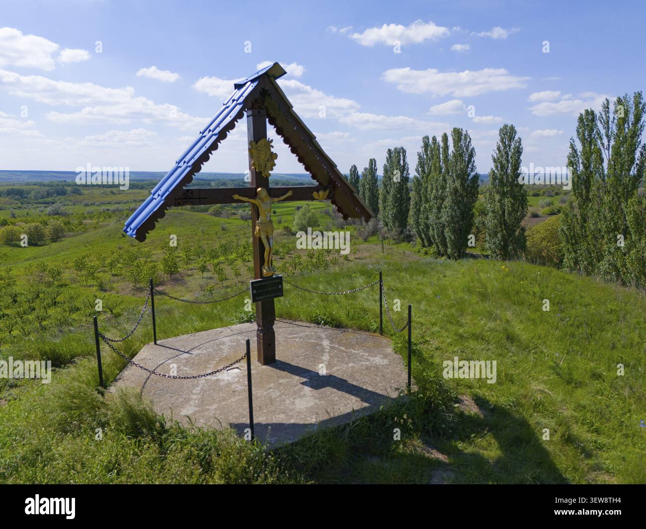 Une croix en bois avec une figure de Jésus sur une colline herbeuse entourée d'arbres, vue aérienne, Movila Tiganului, colline gitane, hauteur de près de 30 mètres, Su Banque D'Images