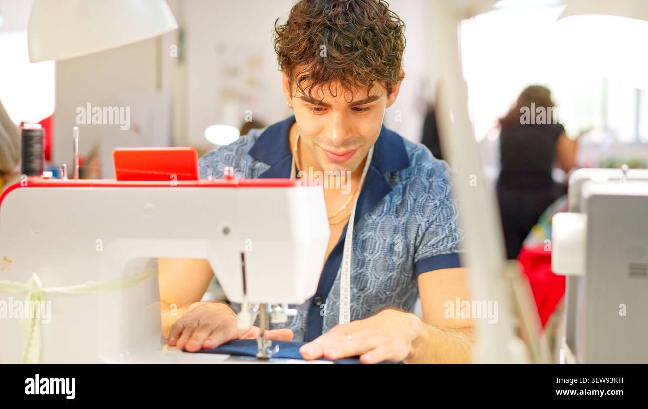 Tailleur homme coudre tissu dans l'atelier de mode Banque D'Images