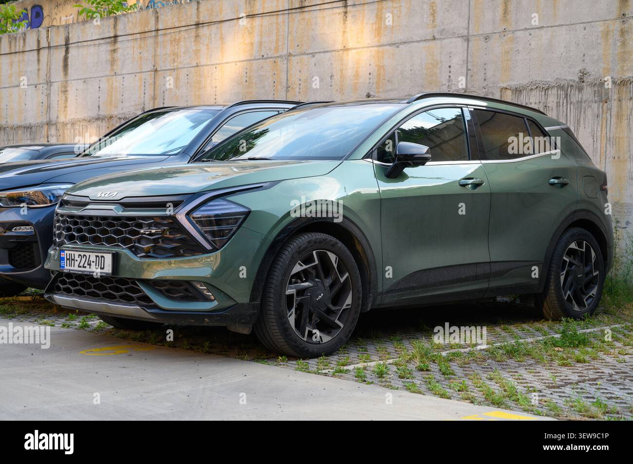 24 juin 2026, Tbilissi, Géorgie Un Kia Sportage vert, un SUV compact du constructeur automobile sud-coréen, garé dans un cadre extérieur. L'image montre probablement sh Banque D'Images