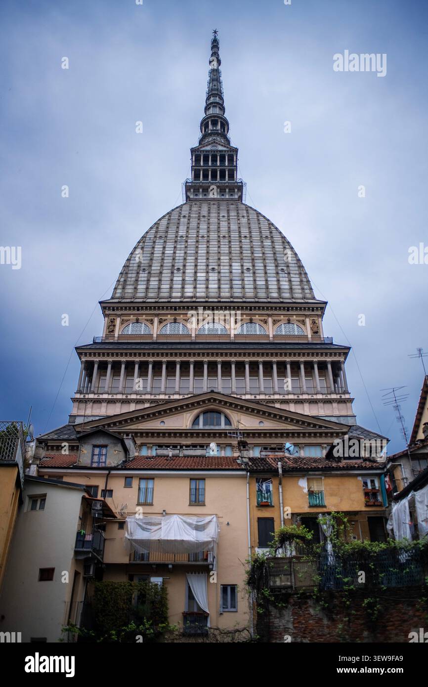 L'emblématique mole Antonelliana s'élève au-dessus des toits de Turin, en Italie. Conçue à l'origine en 1863 comme une synagogue, la mole Antonelliana fut plus tard Banque D'Images