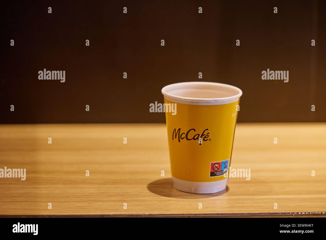 Tasse de café en papier jaune sur la table. C'est l'heure du café mc. Valence, Espagne - 16 mars 2024. Banque D'Images