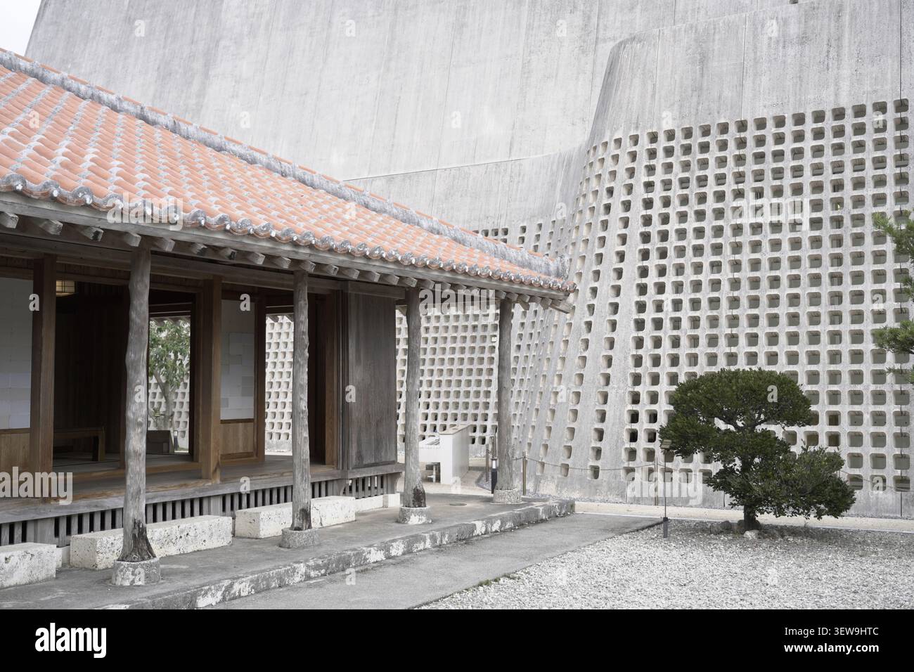 Béton brutaliste et designs traditionnels au Okinawa Prefectural Museum and Art Museum (Okimyu), Naha City, Okinawa, Japon Banque D'Images