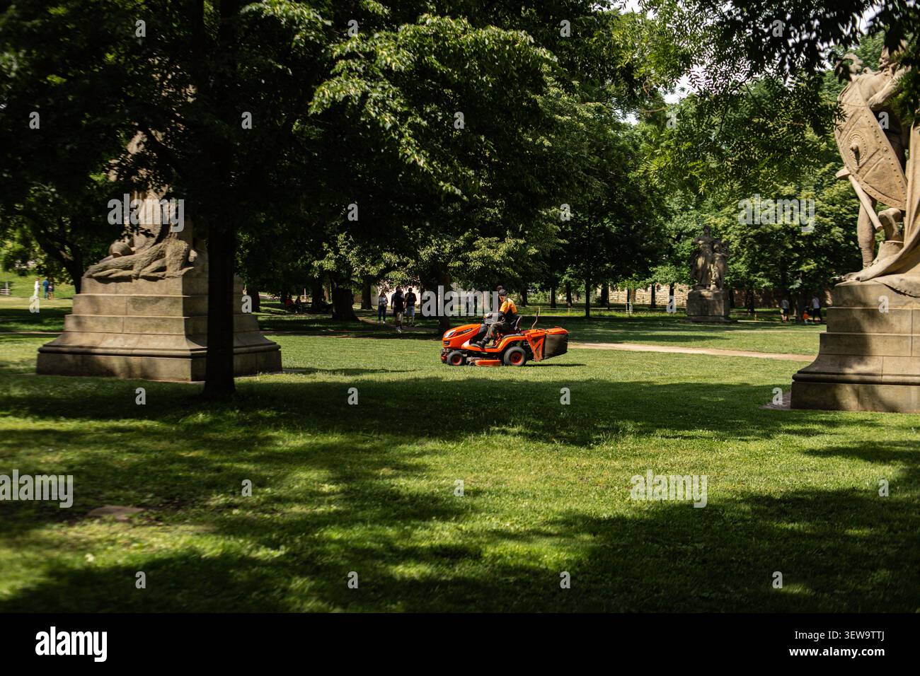 Garer l'employé sur la faucheuse coupant l'herbe verte Vysehrad Banque D'Images