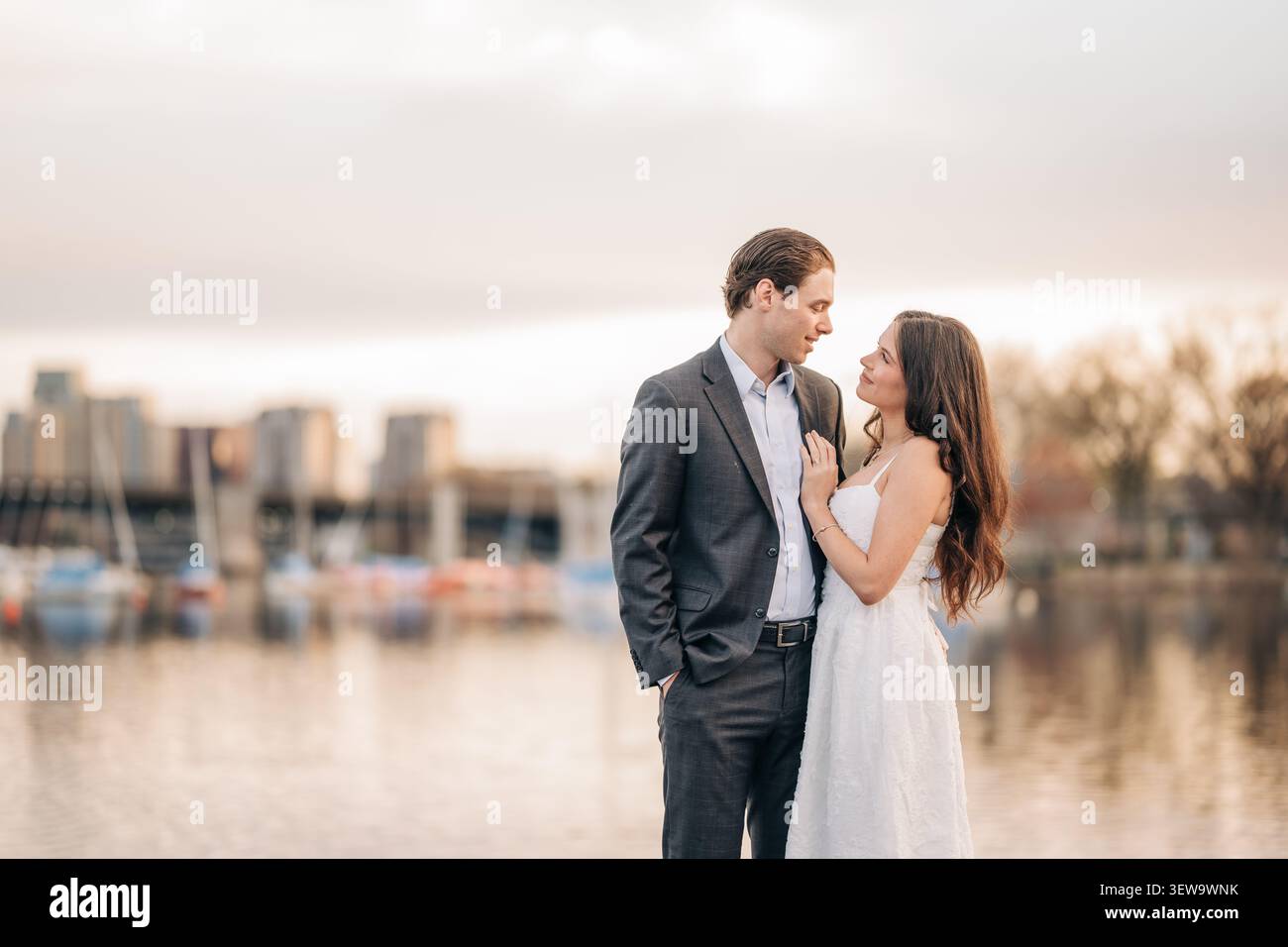 Jeune couple élégant partage un moment romantique à l'extérieur Banque D'Images