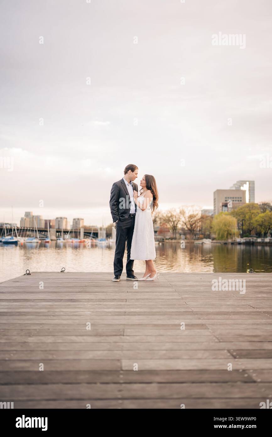 Couple aimant debout sur le quai, embrassant à boston Banque D'Images