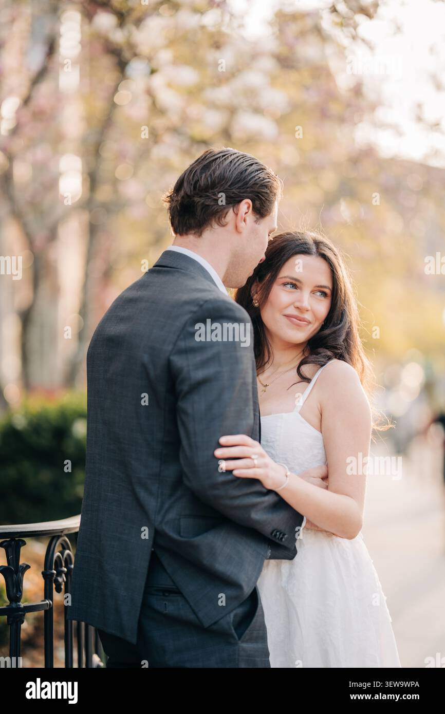 Belle femme regarde avec amour son partenaire Banque D'Images