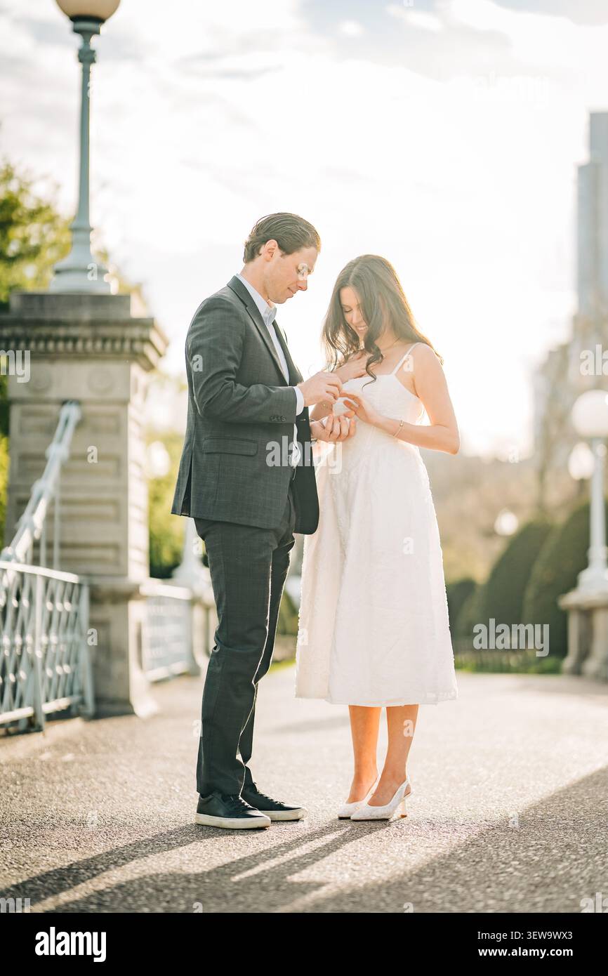 Couple proposant le mariage avec bague de fiançailles sur le pont Banque D'Images