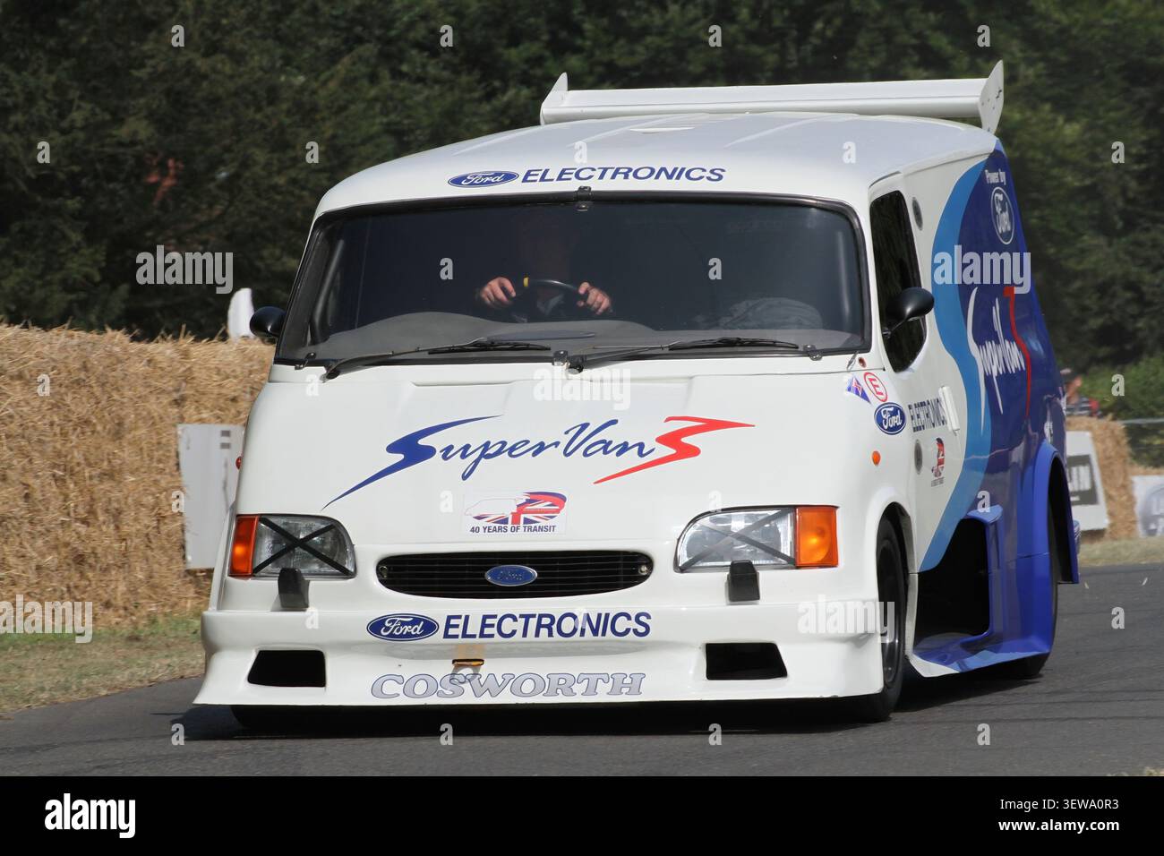 La légendaire Ford Supervan 3, propulsée par un moteur Cosworth V8, complète une course de démonstration lors de l'historique Goodwood Festival of Speed en 2013. Banque D'Images