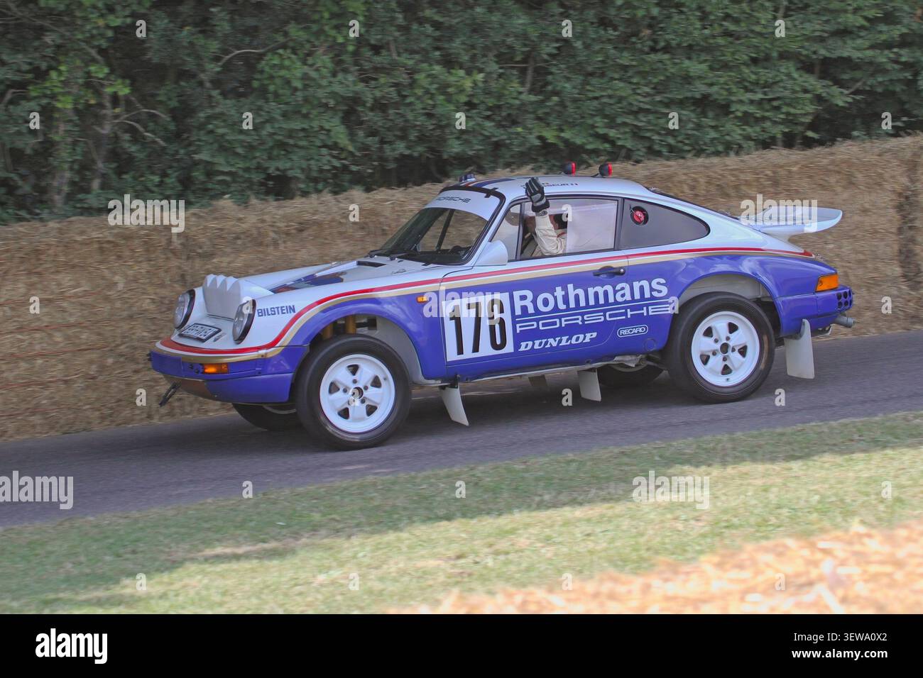 La légendaire voiture de rallye Rothmans Porsche 953 4x4 (n° 176), vainqueur du Paris-Dakar 1984, s’attaque au parcours de montée en pente au Goodwood Festival of Speed. Banque D'Images
