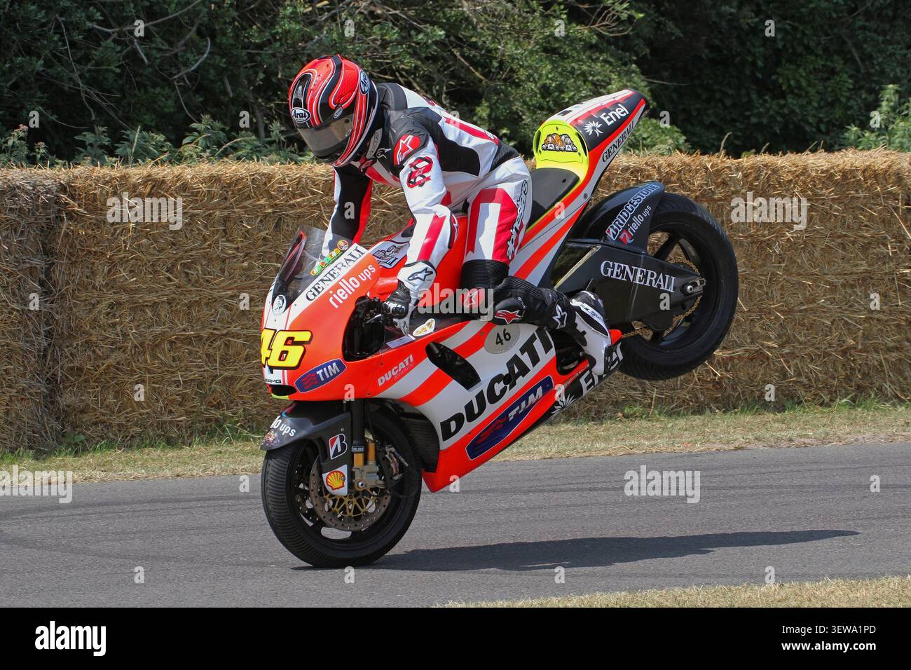 Un événement de course classique passionnant où différentes voitures et motos participent à l'emblématique Goodwood Festival of Speed Hill Climb en 2013. Banque D'Images