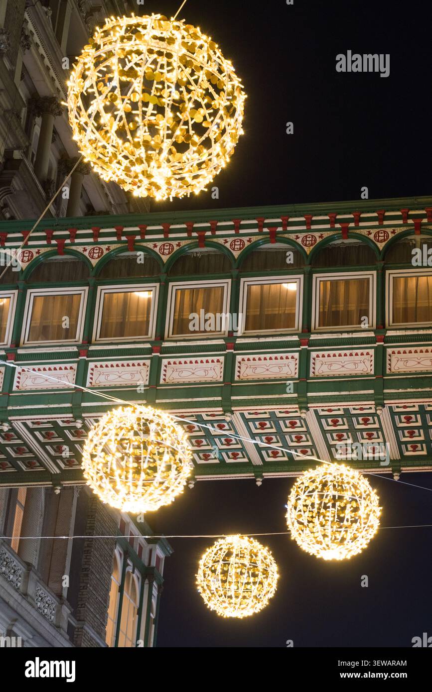 Le pont historique du Clermont London, Charing Cross brille de lumières festives pour les fêtes, ajoutant de la joie à la nuit. Banque D'Images