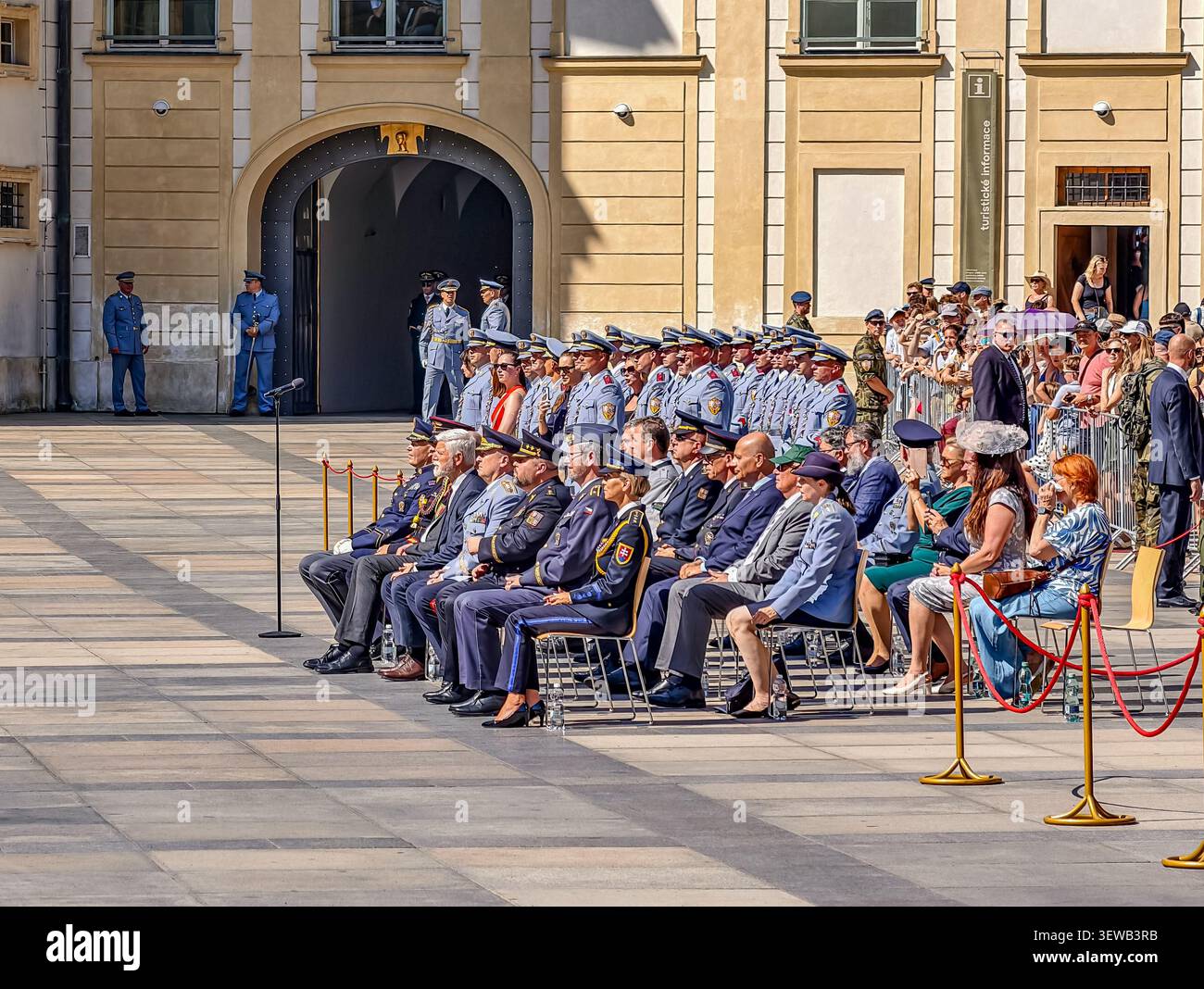 Prague, République tchèque - 25 juin 2026 : cérémonie officielle au château de Prague en présence du Président de la République tchèque. Cérémonie en uniforme Banque D'Images