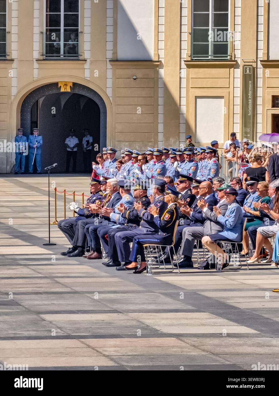 Prague, République tchèque - 25 juin 2026 : cérémonie officielle au château de Prague en présence du Président de la République tchèque. Cérémonie en uniforme Banque D'Images