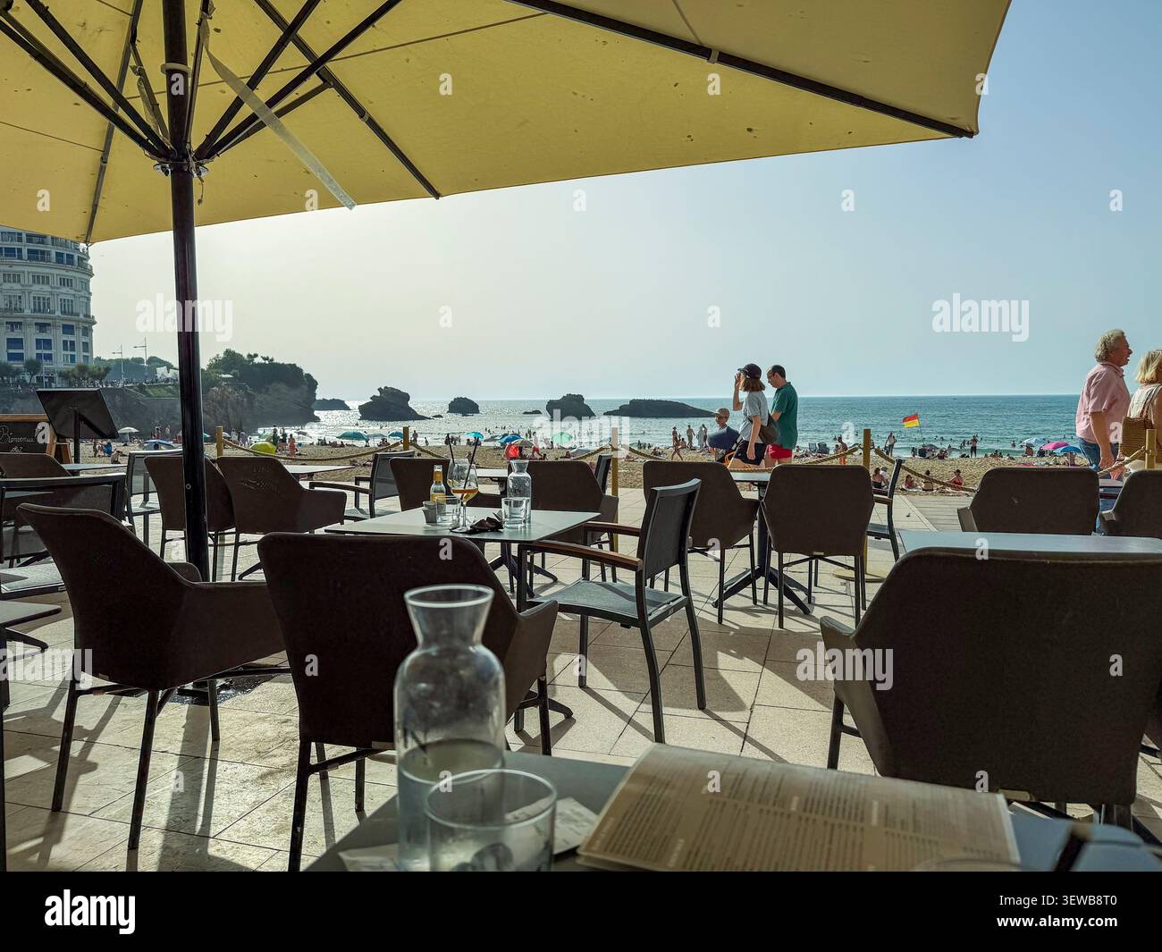 Biarritz, France, vues grand angle cafés français, restaurants, extérieur, tables vides, terrasses, 'la Café de la Grande plage » plage Banque D'Images