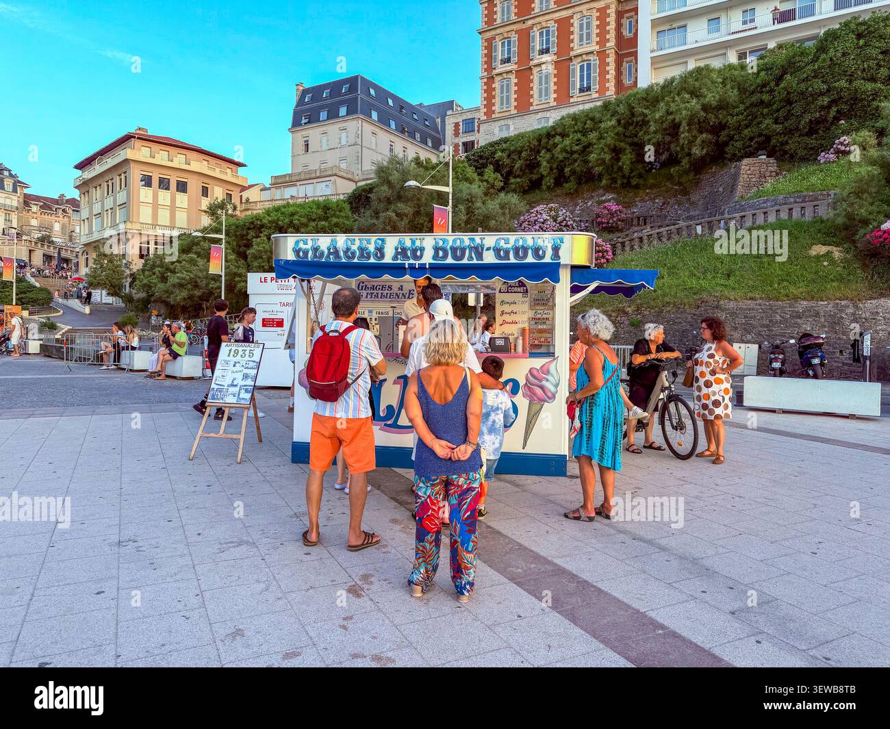 Biarritz, France, vues camions de nourriture français, crème glacée, groupe de personnes en attente sur la ligne, rue à l'extérieur, 'la Grande plage' Banque D'Images
