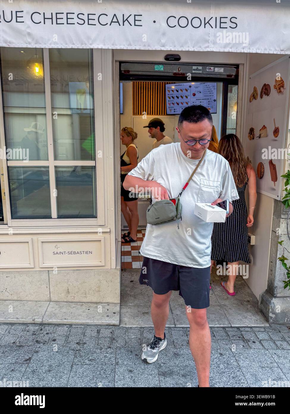 Biarritz, France, vue sur la façade de la boulangerie française, les gens à l'extérieur, Cheesecake, la boîte de l'homme chinois de Saint-Sébastien », à l'entrée Banque D'Images