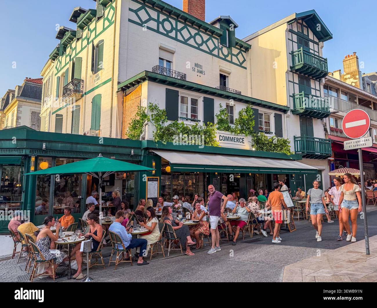 Biarritz, France, vues cafés français, restaurants Bistro, foule dehors, assis aux tables, terrasses, partage des boissons, 'Café du commerce', Banque D'Images