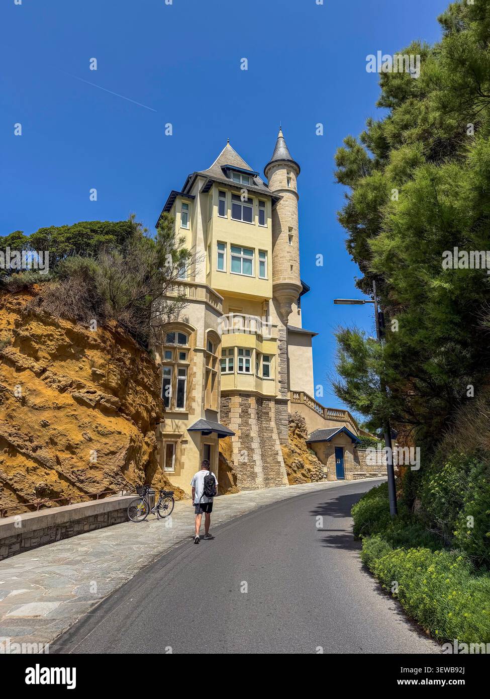 Biarritz, France, vues grand angle, scènes de rue, monuments historiques, Villa Belza », homme qui s'éloigne Banque D'Images
