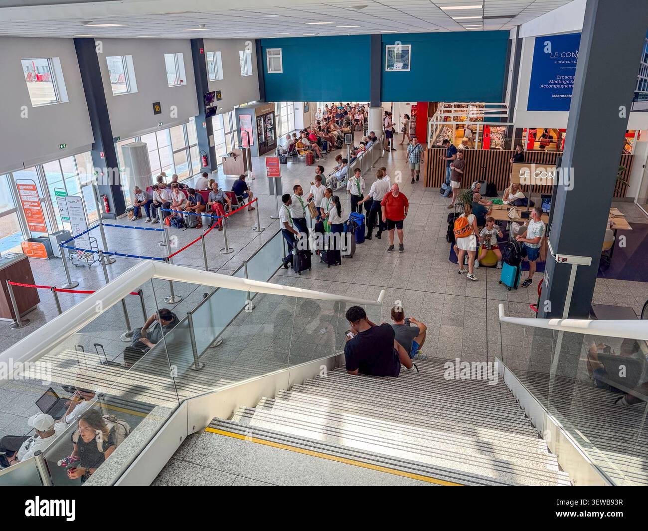 Biarritz, France, Grand angle, vue sur l'aéroport de Biarritz, foule nombreuse, attente du départ du vol à l'intérieur du terminal Banque D'Images