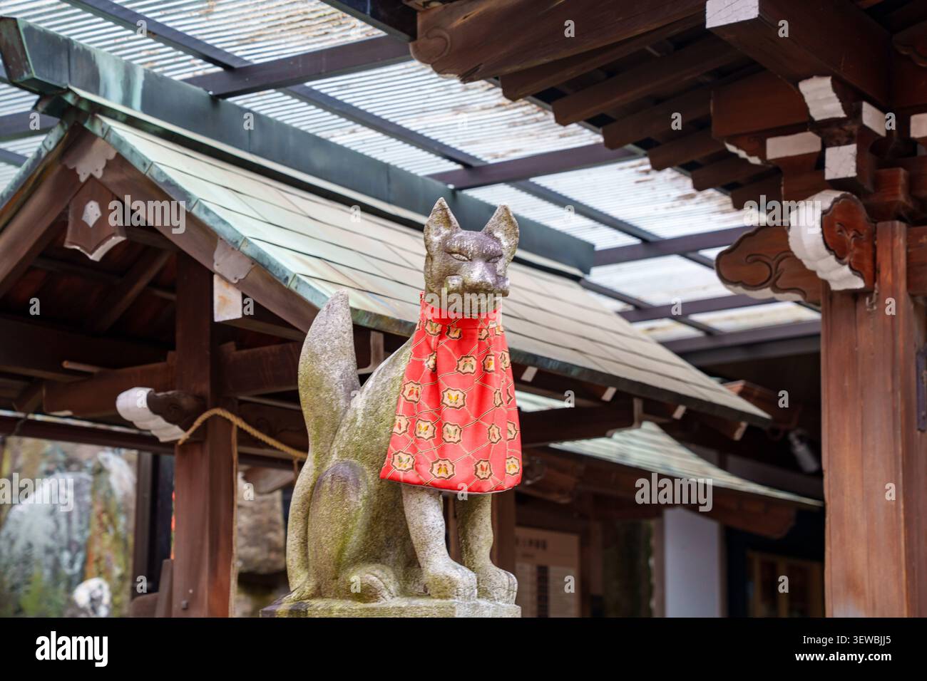 Statue de Kitsune Fox au sanctuaire Fushimi Inari à Kyoto au Japon Banque D'Images