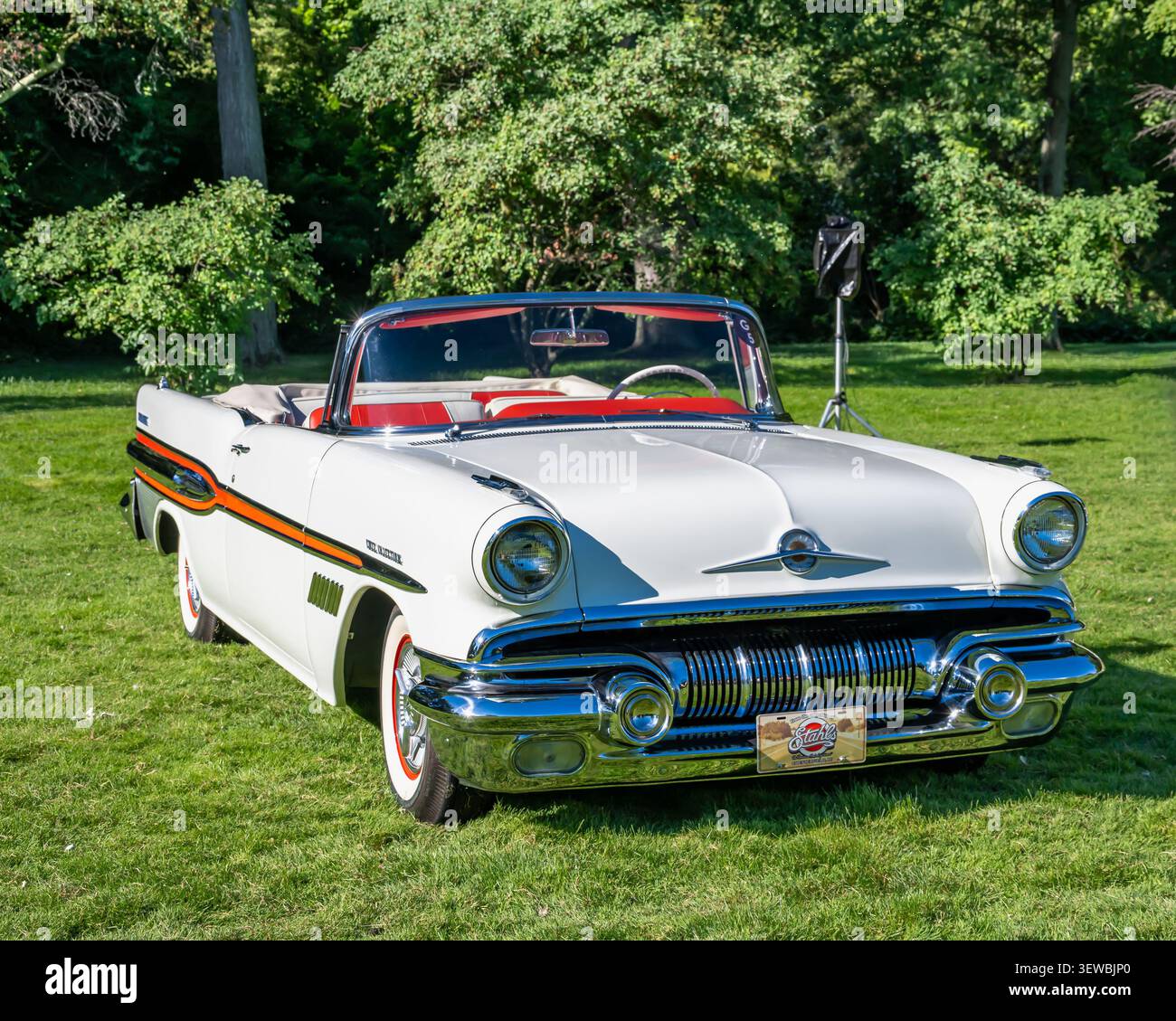 GROSSE POINTE SHORES, mi/États-Unis - 21 JUIN 2026 : une Pontiac Bonneville Cabriolet 1957, EyesOn Design car Show, Edsel & Eleanor Ford House. Banque D'Images