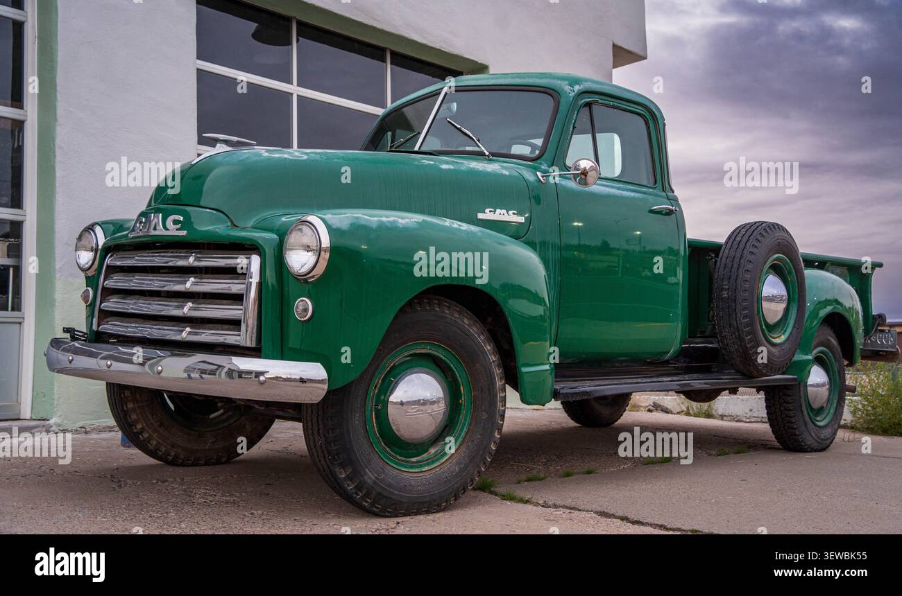 Camionnette Vintage Green GMC des années 1950 garée à l'extérieur d'un ancien atelier de carrosserie dans Truth or Consequences, Nouveau-Mexique Banque D'Images