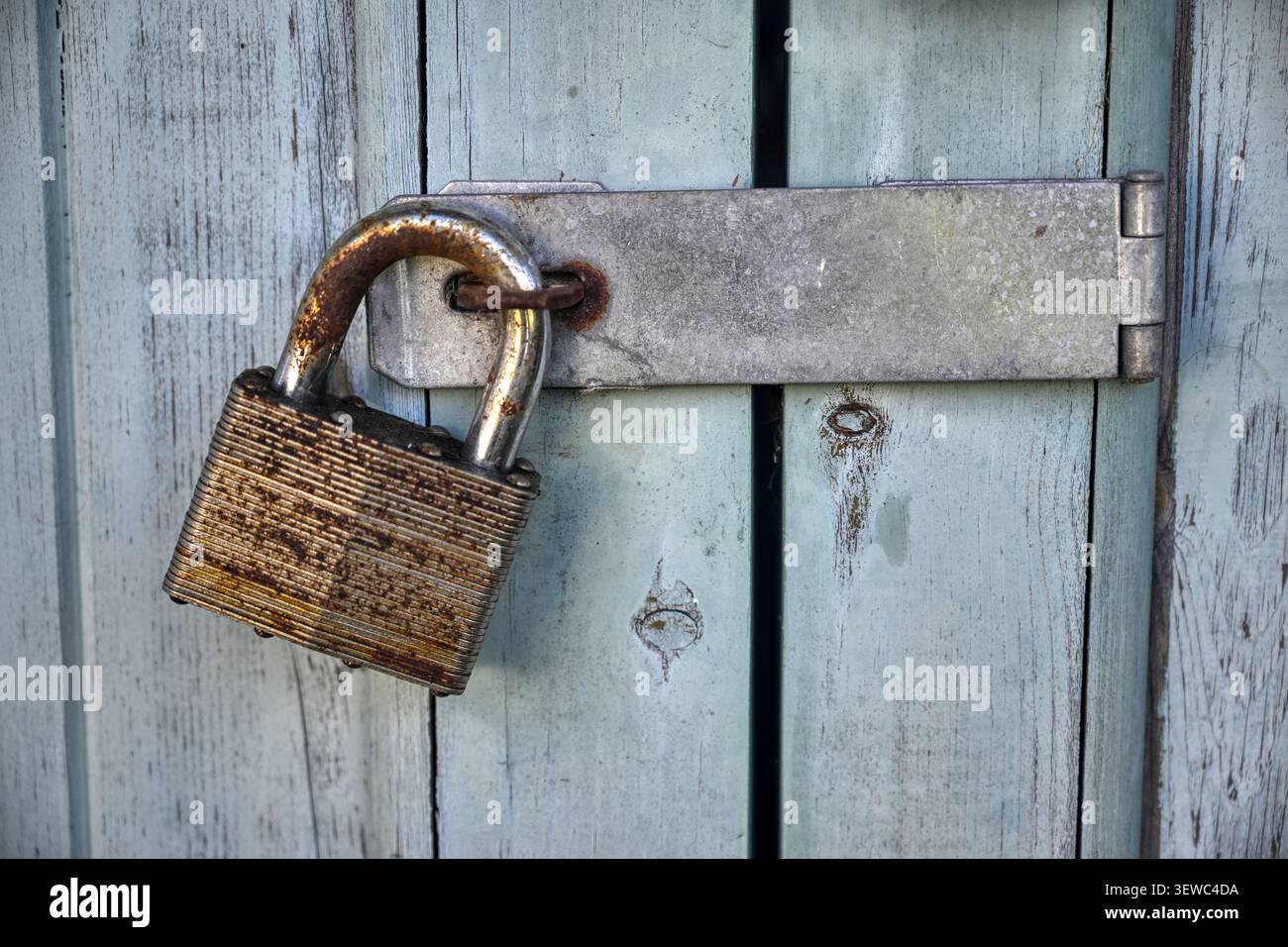 Vieux cadenas rouillé sur les portes en bois bleues Banque D'Images