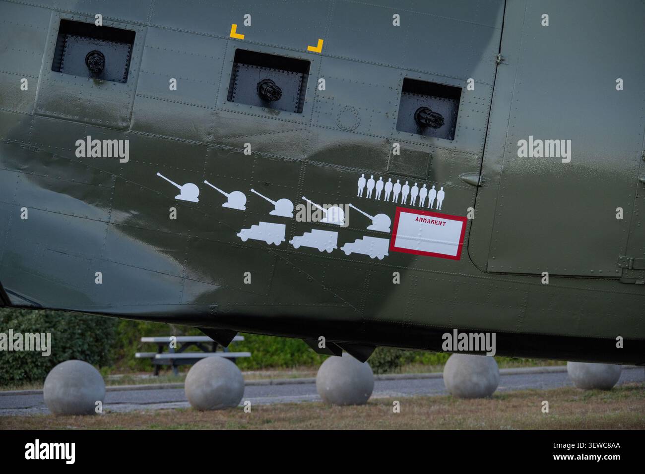 Eglin AFB, il - 29 avril 25 : gros plan des marquages de mission peints et des ports d'armes sur le fuselage d'un avion militaire au Musée de l'armement de l'armée de l'air à Shal Banque D'Images