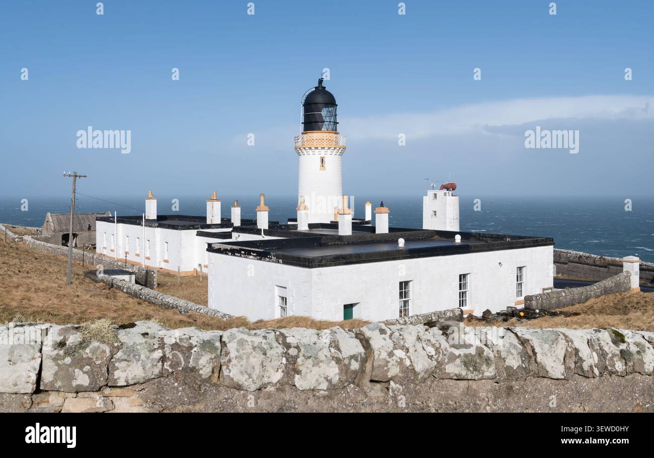 Phare de Dunnet Head avec l'océan Atlantique derrière, Caithness, Highlands, Écosse, Royaume-Uni Banque D'Images