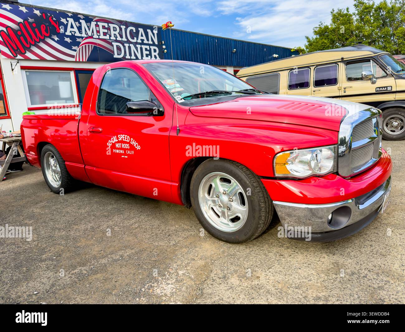 Camionnette rouge et blanche Dodge Bram garée devant Millie's American Diner Banque D'Images
