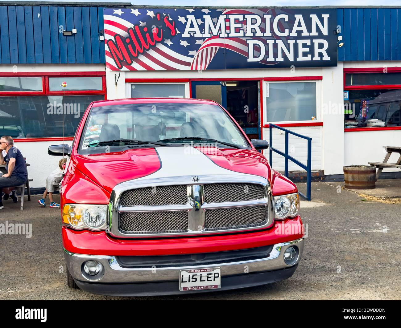 Camionnette rouge et blanche Dodge Bram garée devant Millie's American Diner Banque D'Images