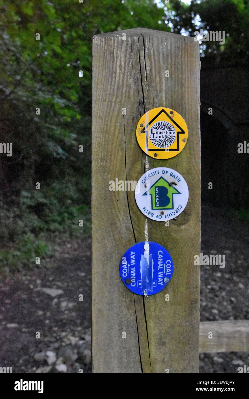 Un poteau en bois avec des panneaux de direction pour le Coal canal Way, le circuit de Bath et le Limestone Link à Combe Hay près de Bath dans le Somerset, Royaume-Uni. Banque D'Images