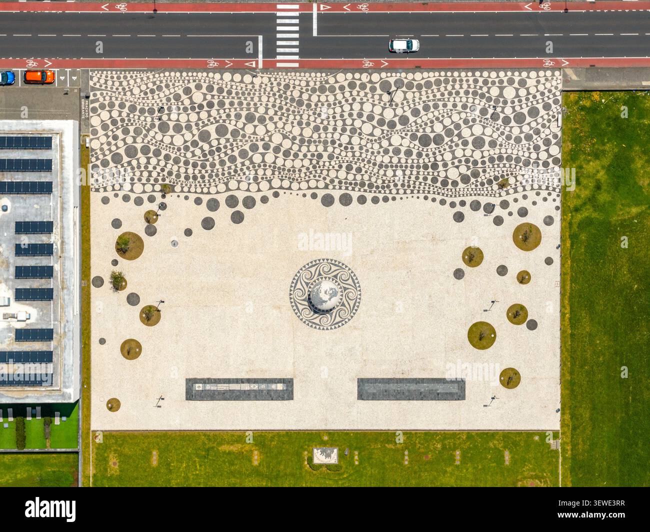 Vue aérienne de la place publique ornée d'un motif décoratif en mosaïque circulaire, entourée de pelouses vertes et d'une route voisine à Ribeira Grande, aux Açores Banque D'Images