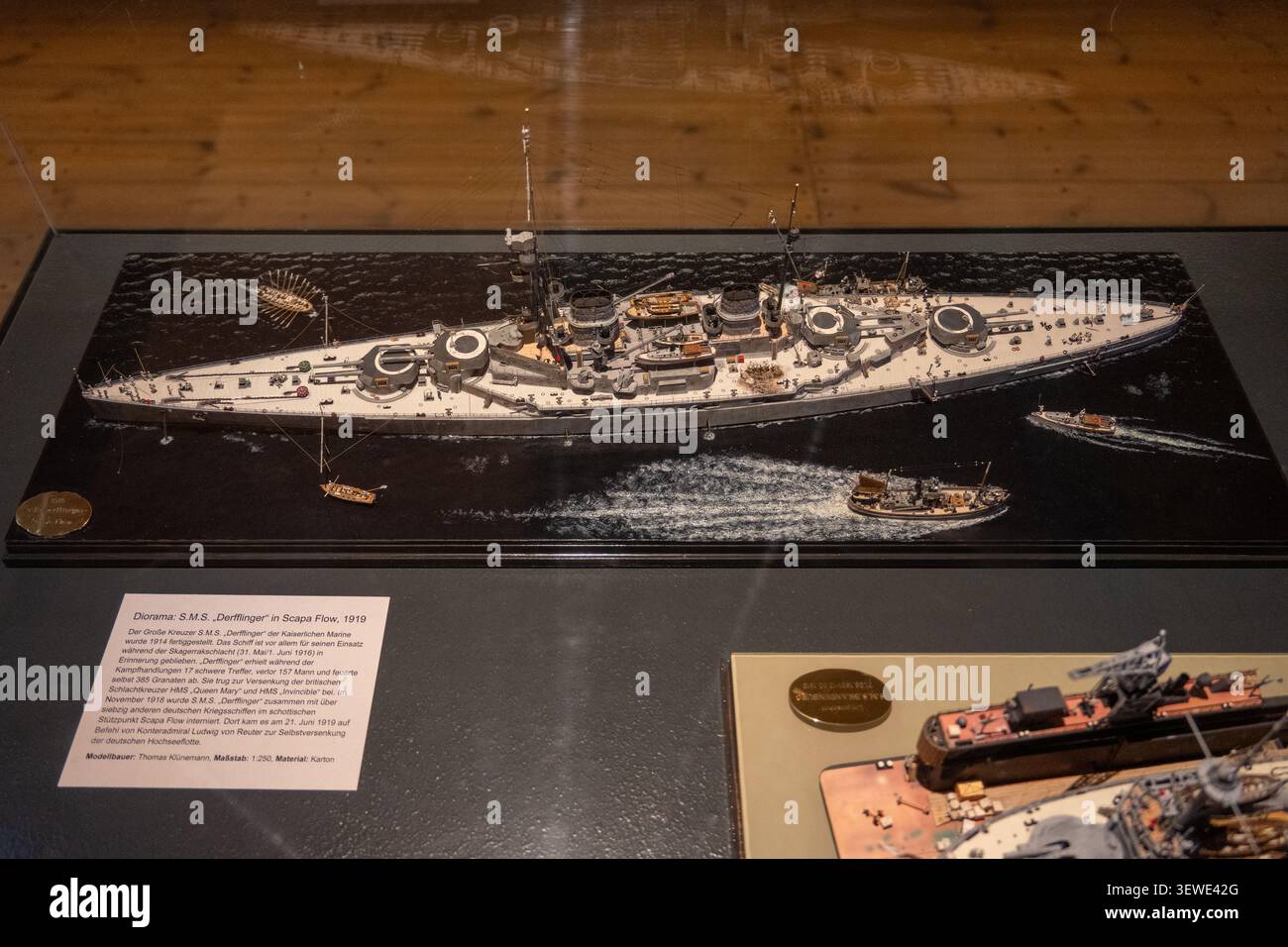 Hambourg, Allemagne - 7 avril 25 : diorama à l'échelle du croiseur de bataille allemand SMS Derfflinger à Scapa Flow, 1919, exposé à l'International maritime Mu Banque D'Images