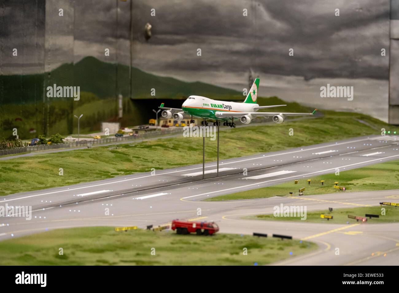 Hambourg, Allemagne - 4 avril 25 : modèle réduit EVA Air Cargo en approche au-dessus d'une piste miniature à Miniatur Wunderland à Hambourg, Allemagne. Banque D'Images