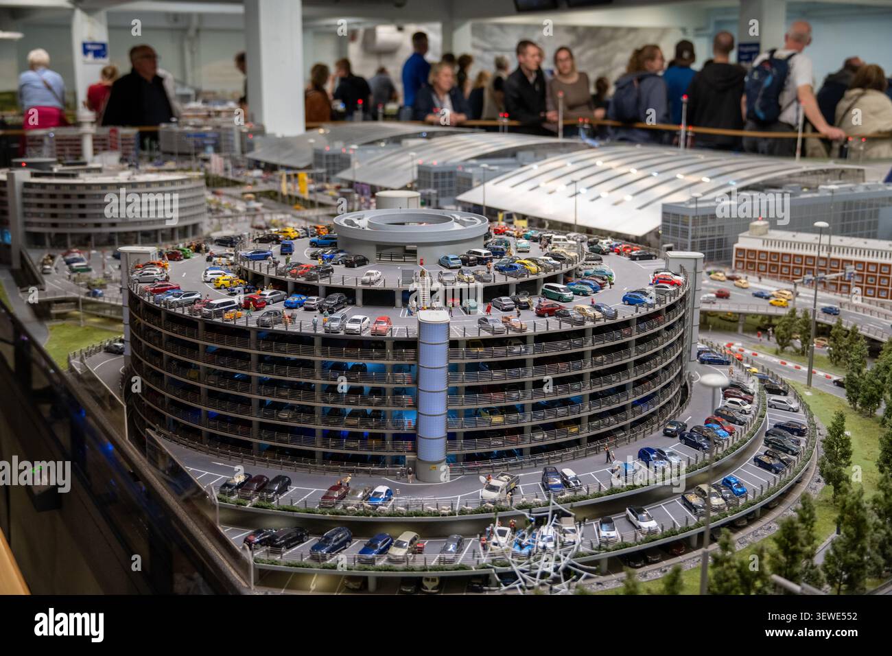 Hambourg, Allemagne - 4 avril 25 : grand parking circulaire modèle réduit avec de nombreuses voitures miniatures et les visiteurs du musée en arrière-plan au Miniatur Wund Banque D'Images