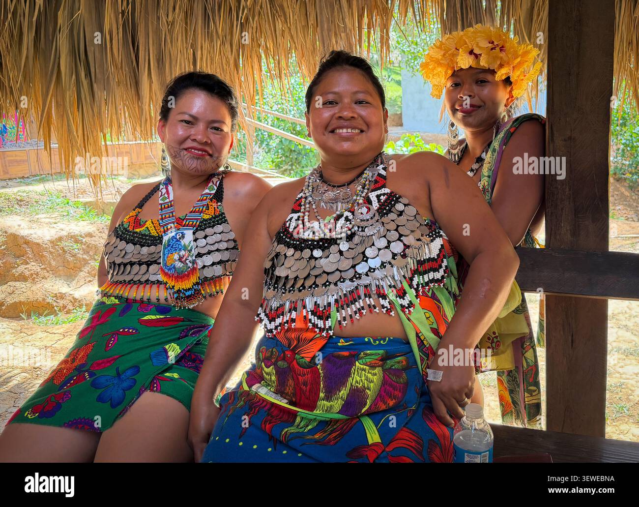 Emberá femmes de la communauté Puru Biakirú dans le parc national de Chagres, Panama. Les habitants du village ont adopté le tourisme culturel comme un moyen de Banque D'Images