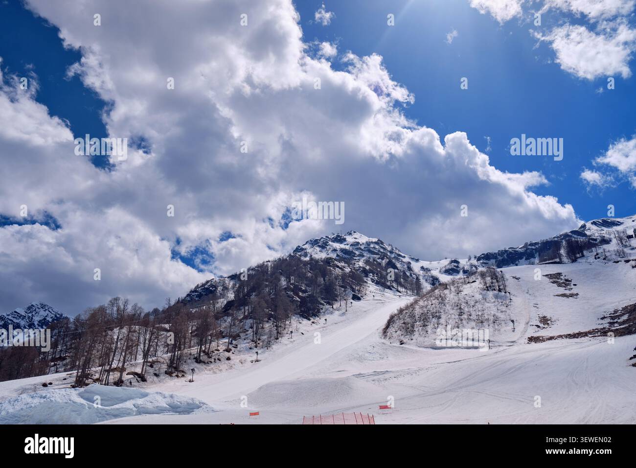 La piste de ski enneigée sur le flanc de la crête d'Aibga au Strela Mountain Park. Station de ski de Roza Khutor. Sotchi. Russie Banque D'Images