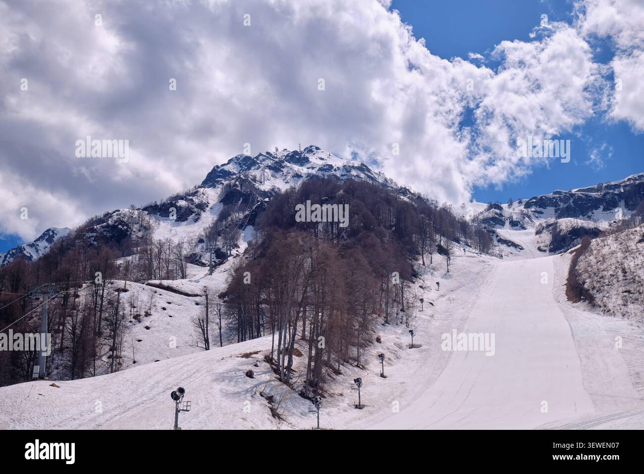 La piste de ski enneigée sur le flanc de la crête d'Aibga au Strela Mountain Park. Station de ski de Roza Khutor. Sotchi. Russie Banque D'Images