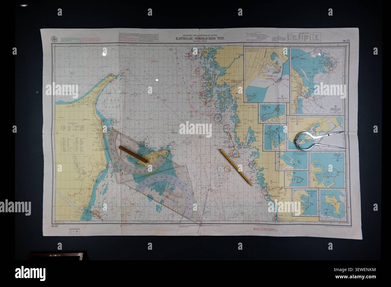 Hambourg, Allemagne - 7 avril 25 : Grande carte nautique affichée avec séparateurs et crayon, illustrant la navigation maritime au Mus maritime international Banque D'Images