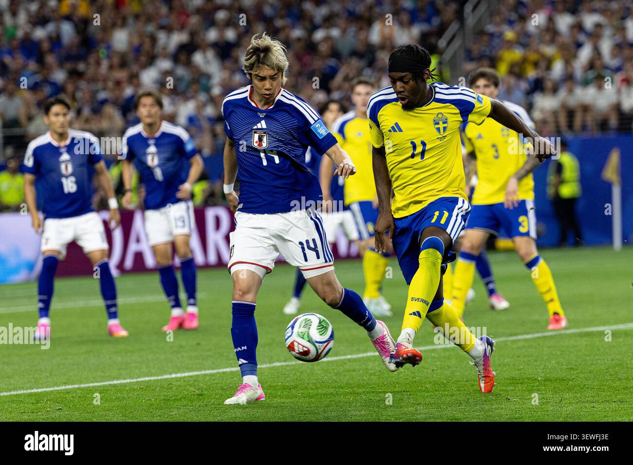 Dallas, États-Unis. 25 juin 2026. Junya Ito du Japon (G) et Anthony Elanga de Suède (d) vus en action lors du match de football de la Coupe du monde de la FIFA 2026 opposant le Japon et la Suède au stade AT&T (Dallas). Score final ; Japon 1 :1 Suède. Crédit : SOPA images Limited/Alamy Live News Banque D'Images