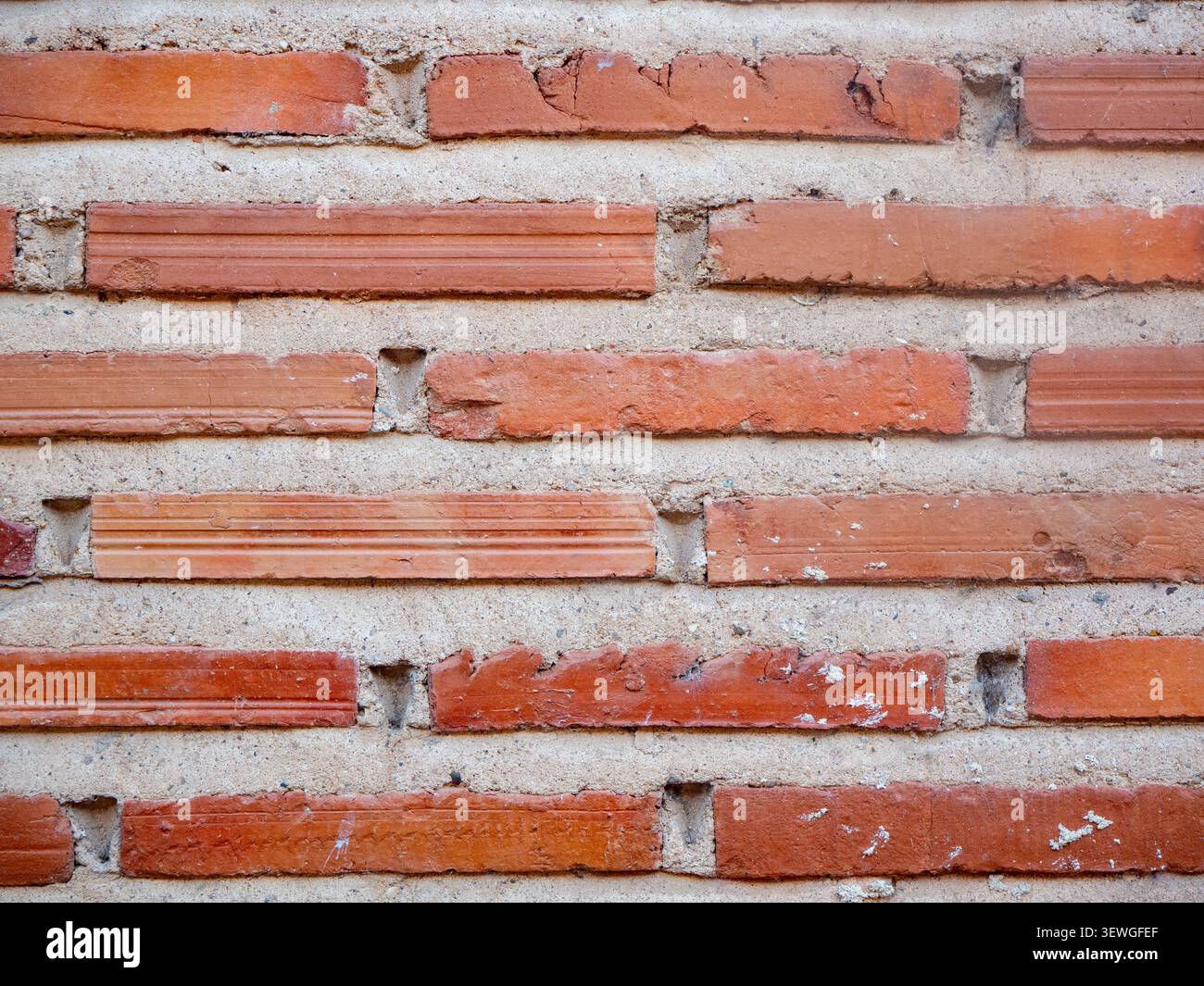 Mur de briques orange présentant une surface texturée et un matériau de construction Banque D'Images